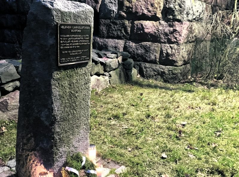 Vuosaari-Seura toimitti 6.12. itsenäisyyspäivän seppeleen jatkosodan muistomerkille Vuosaaren kartanolla. Kuva: Satu Toivonen