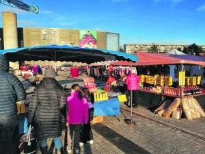 Vuoden 2020 viimeiset Mosaiikkitorin markkinat järjestettiin 22.11. Näillä joulumarkkinoilla tunnelma oli hyvä, vaikka jouluinen lumi puuttuikin. Paikalla oli paljon erilaisia kauppiaita luomassa joulutunnelmaa. Mikäli korona hellittää eikä rajoituksia tiukenneta, niin ensi keväänä markkinat järjestetään ensimmäisen kerran sunnuntaina 23.5. Muut suunnitellut markkinat ovat sunnuntaisin 20.6., 22.8., 26.9. sekä joulumarkkinat 28.11. LC Helsinki Soihdut toivottaa hyvää joulua ja kiittää kaikkia Vuosaaren joulumarkkinoilla 22.11. mukana olleita – niin kauppiaita kuin asiakkaitakin. Tavataan taas ensi vuonna!