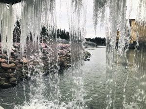 Jääpuikot Uutelan kanavan vesiputouksessa. Kuva: Katja Karjalainen