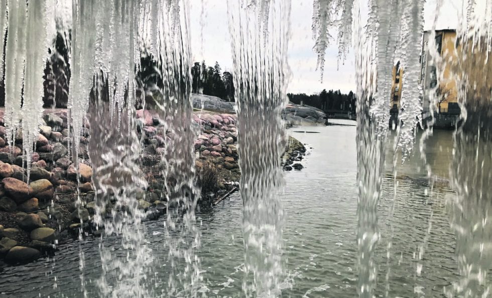 Jääpuikot Uutelan kanavan vesiputouksessa. Kuva: Katja Karjalainen