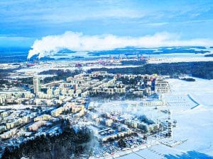 Tässä talvisessa ilmakuvassa näkyy etualalla Kallahti ja takana Aurinkolahti sekä Vuosaaren satama. Kuva: Janne Karvonen
