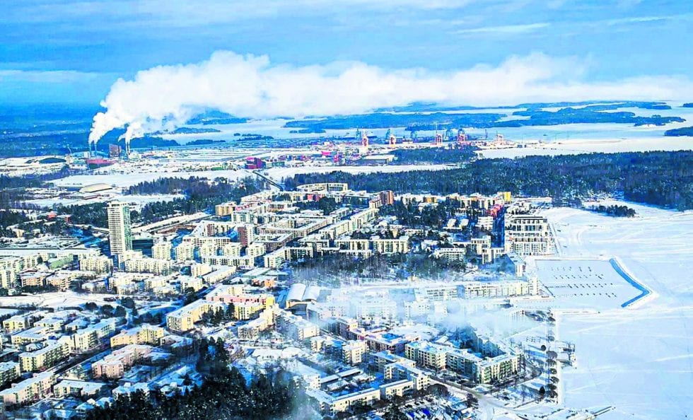Tässä talvisessa ilmakuvassa näkyy etualalla Kallahti ja takana Aurinkolahti sekä Vuosaaren satama. Kuva: Janne Karvonen
