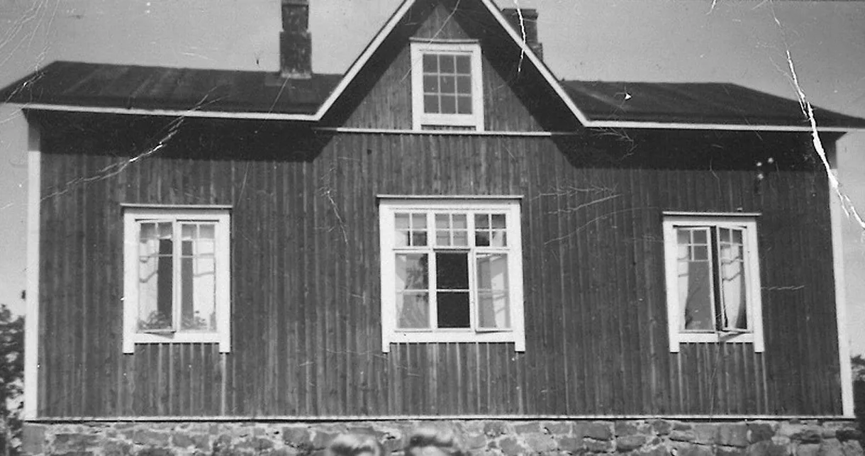 Rastilantien ja Poijutien kulmassa sijainneen punamultaisen ”evakkotalon” keskiasunnossa asuivat Salomon Tikka, poikansa Eino ja tytär Bertta. Tikan kolme poikaa ja hevonen olivat rintamalla. Kuva 1940-luvun lopulta. Kuva: Seija Mäkisen kotialbumi