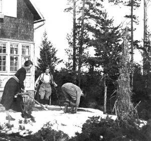 Nuoria lähdössä laskemaan mäkeä suksilla huvila Åsan pihalla pääsiäisenä 1923.
