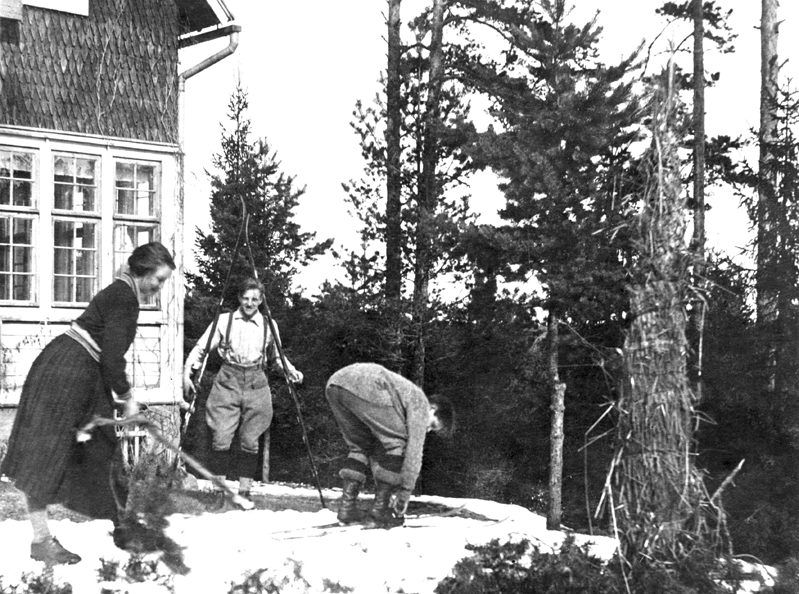 Nuoria lähdössä laskemaan mäkeä suksilla huvila Åsan pihalla pääsiäisenä 1923.