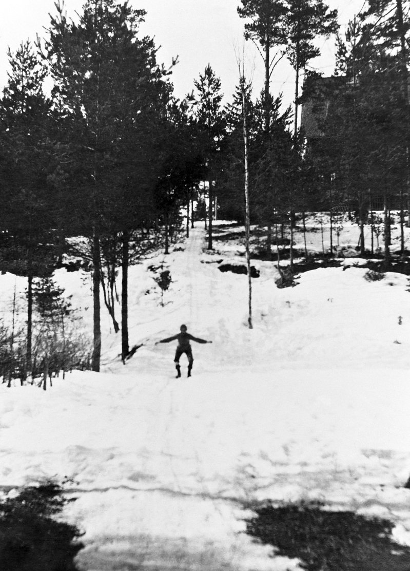 Mäenlaskua Åsan huvilan pihassa Kallvikinniemessä pääsiäisenä vuonna 1923. 