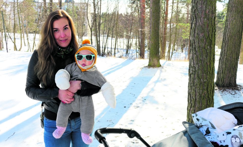 Merikorttikujalla asuva seniorihoitaja Merituuli Nylund, 26, on vanhempainvapaalla, sylissä Iris-vauva.