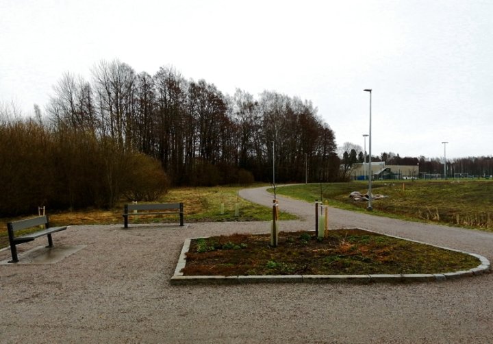 Frisbeegolfrata tulee Porslahteen Rakkauden Metsän, Staran varikon ja Vuosaaren jäähallin läheisyyteen.