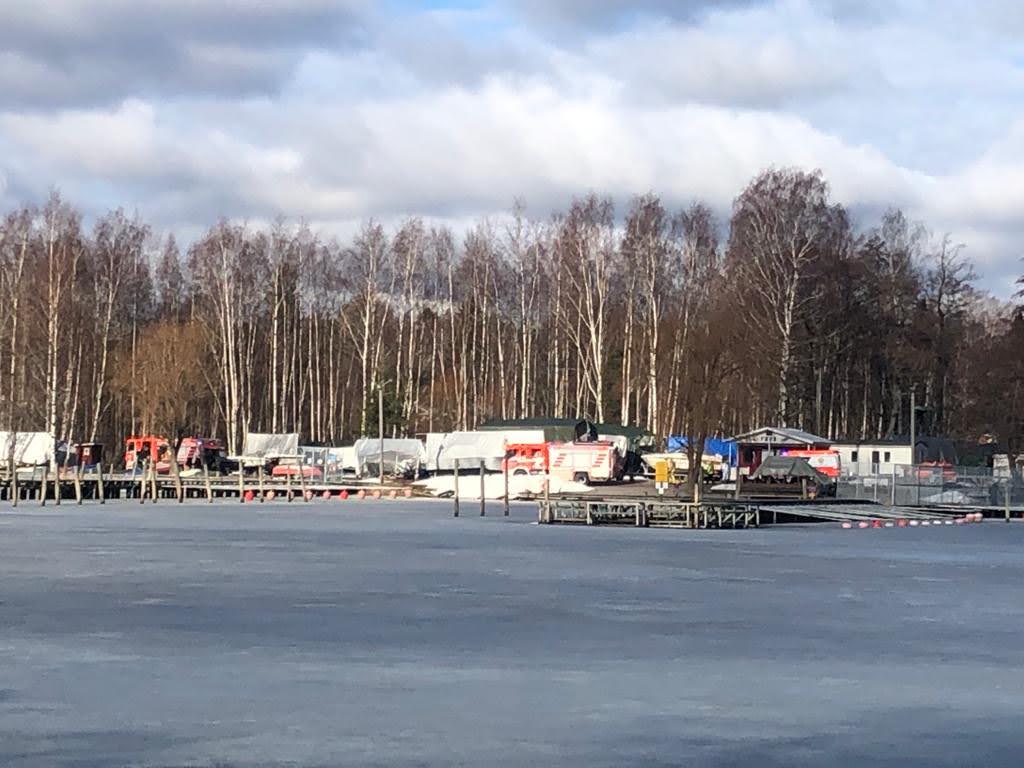 Vartiokylänlahdella Vartiokylän Ranta- ja Venekerhon kohdilla putosi hiihtäjä jäihin lauantaina 3.4. ennen kello 10.