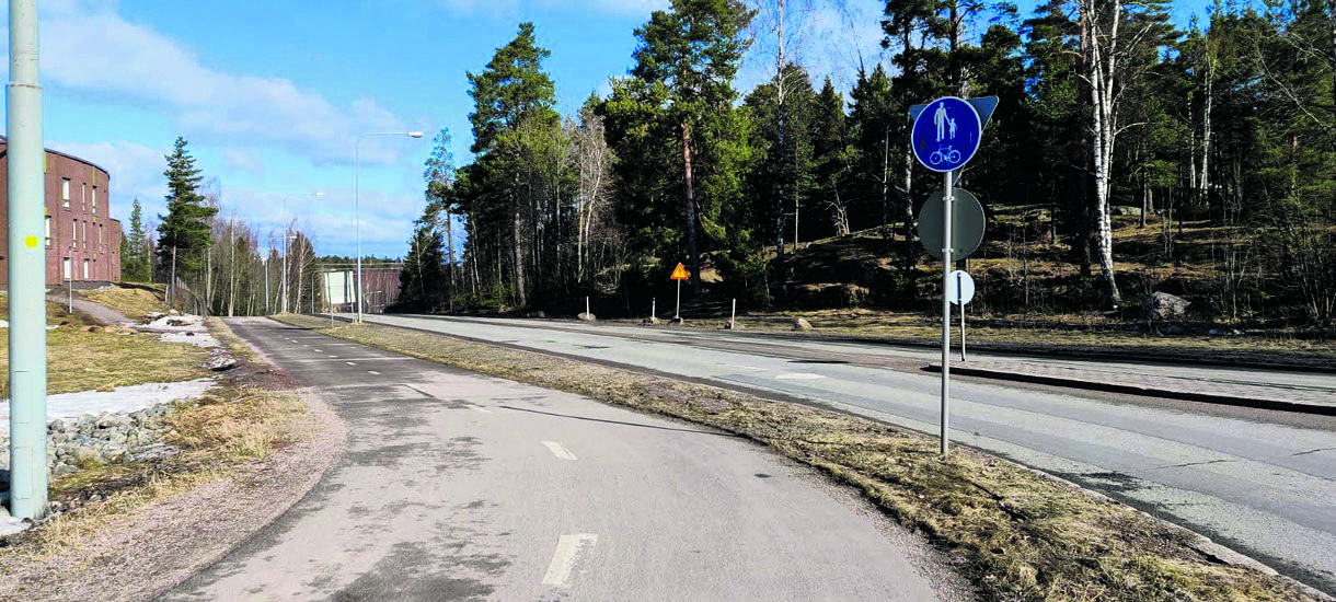 Yhdistetty pyörätie ja jalkakäytävä Kallvikintien ja Niinisaarentien kiertoliittymän vieressä.