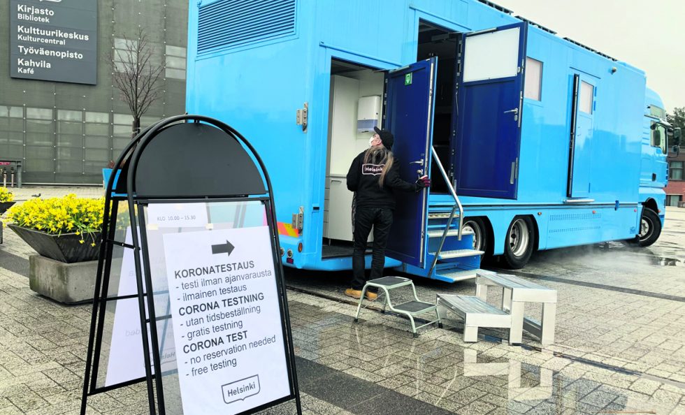 Liikkuva koronatestaus on perjantaisin Vuotalon ja Columbuksen välisellä Mosaiikkitorilla. Testiin pääsee ilman ajanvarausta ja ilmaiseksi. Kuva: Satu Toivonen