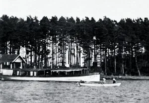 Sylvia-niminen alus Kallvikinniemen laivalaiturissa vuonna 1909. Vuosaaressa ja edustan saarissa oli paljon kesäasutusta ja tänne kulki useita laivoja Helsingin keskustasta tuoden kesäasukkaita alueen huviloihin. Kuva: Helsingin kaupunginmuseo, kuvaaja tuntematon