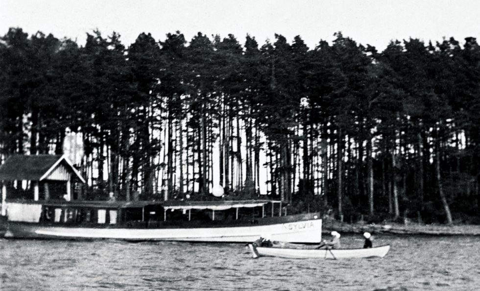 Sylvia-niminen alus Kallvikinniemen laivalaiturissa vuonna 1909. Vuosaaressa ja edustan saarissa oli paljon kesäasutusta ja tänne kulki useita laivoja Helsingin keskustasta tuoden kesäasukkaita alueen huviloihin. Kuva: Helsingin kaupunginmuseo, kuvaaja tuntematon