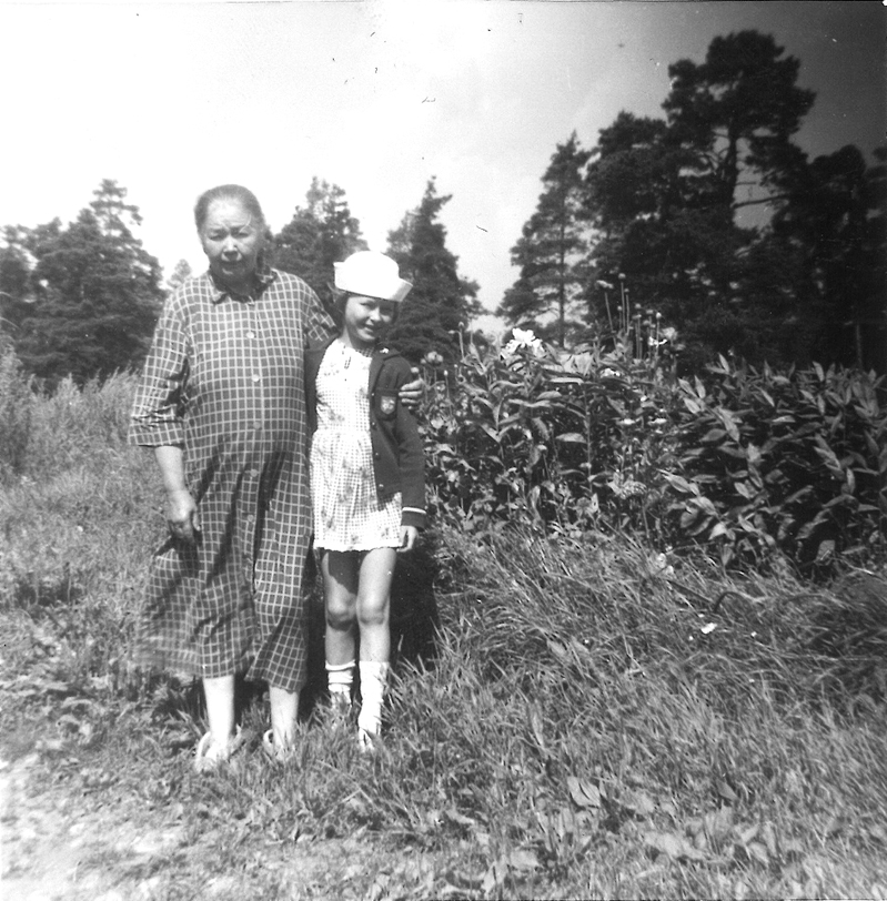 Maria Mäkinen ja hänen lapsenlapsensa Seija Mäkinen Rastilassa 1960-luvun alussa. Kuva: Seija Mäkisen kotialbumi