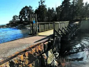 Nuottasaareen johtavan sillan porttiin on kohdistettu ilkivaltaa.
