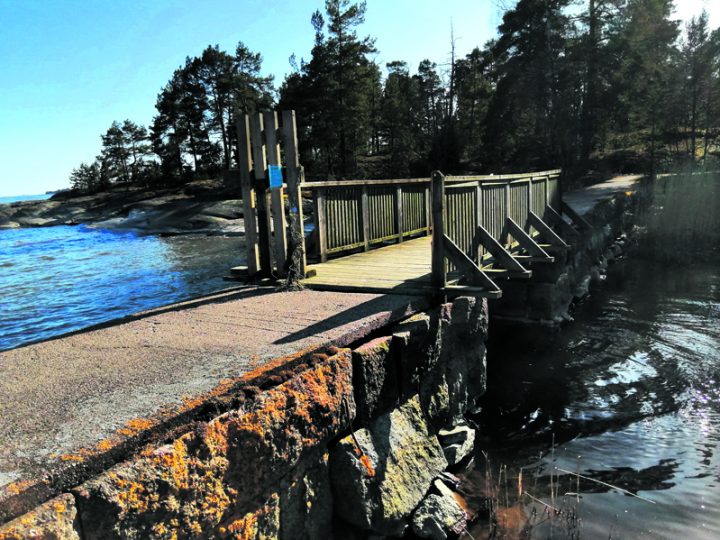 Nuottasaareen johtavan sillan porttiin on kohdistettu ilkivaltaa.