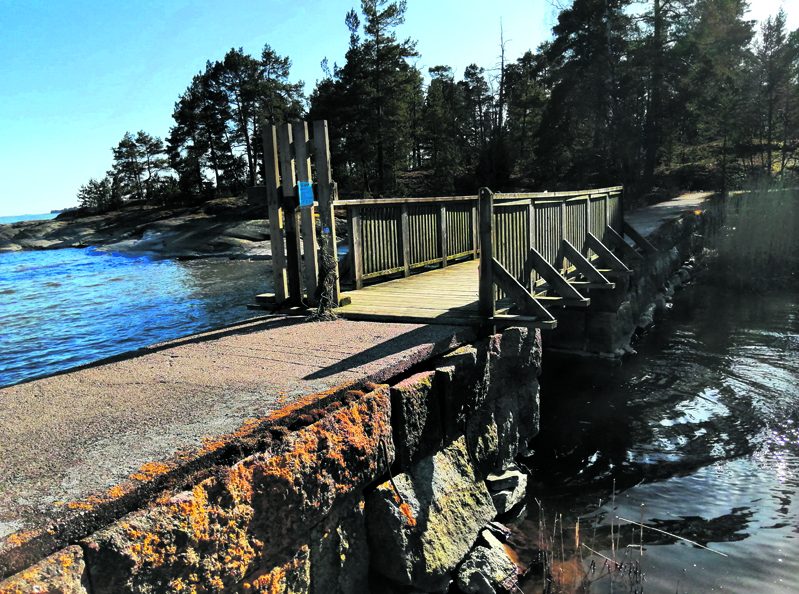 Nuottasaareen johtavan sillan porttiin on kohdistettu ilkivaltaa.