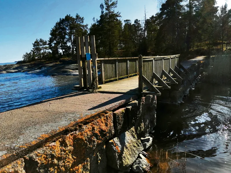 Nuottasaareen johtavan sillan porttiin on kohdistettu ilkivaltaa.
