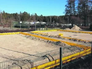 Padelkenttiä rakennetaan Aurinkolahteen.