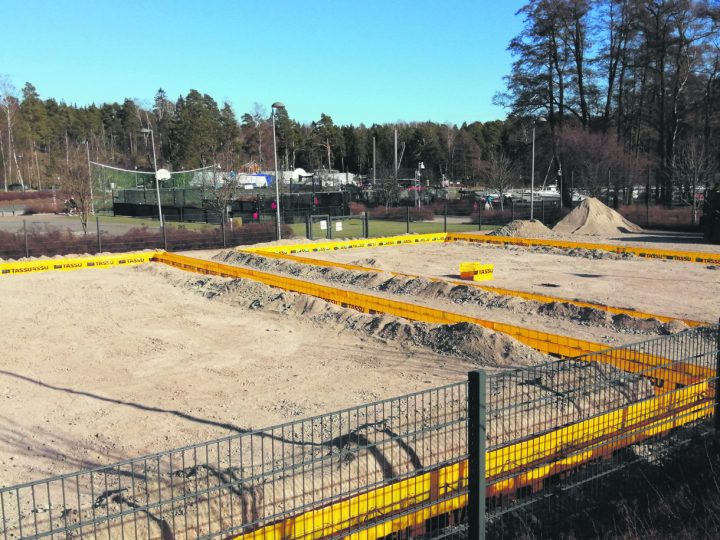 Padelkenttiä rakennetaan Aurinkolahteen.