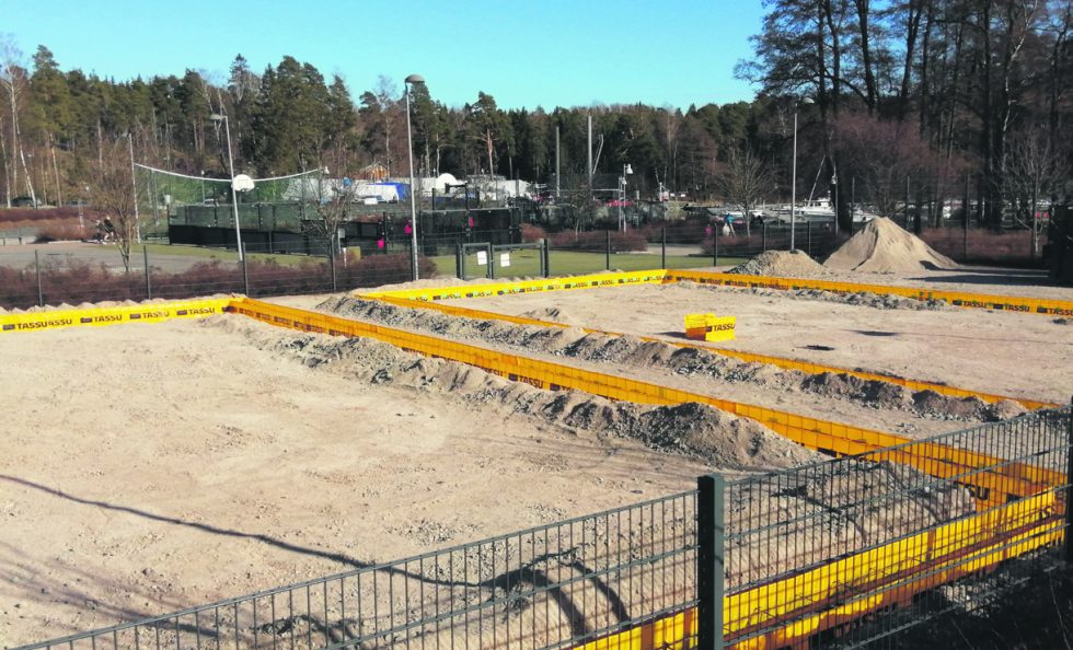 Padelkenttiä rakennetaan Aurinkolahteen.