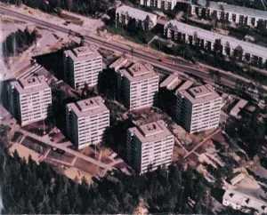 Juuri valmistuneet Rastilantie 2:n talot 1970-luvun alussa. Oikeassa alakulmassa näkyvät Airoparintie 1–3:n jo puretut talot. Vasemmassa yläkulmassa nykyisen Lidlin paikalla oli Shellin huoltoasema. Kuva: Vuosaari-lehden arkisto