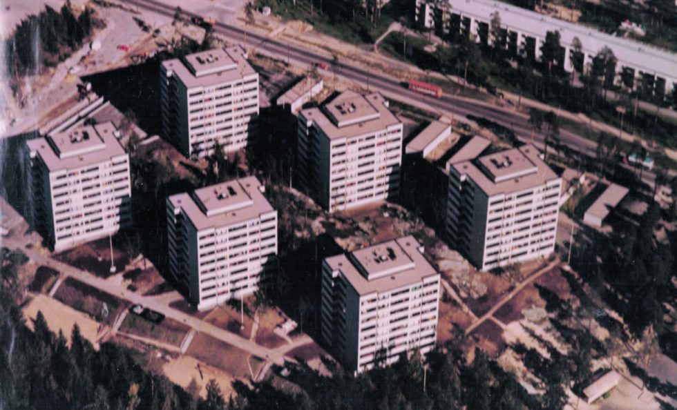 Juuri valmistuneet Rastilantie 2:n talot 1970-luvun alussa. Oikeassa alakulmassa näkyvät Airoparintie 1–3:n jo puretut talot. Vasemmassa yläkulmassa nykyisen Lidlin paikalla oli Shellin huoltoasema. Kuva: Vuosaari-lehden arkisto