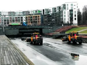Uutelan kanavassa tehtiin jokakeväinen pesu torstaina 6.5. Kanava tyhjennettiin vedestä ja sinne laskettiin suurilla nostureilla kaksi puhdistustraktoria. Hiekan lisäksi kanavan pohjalta nostettiin taas sinne kuulumattomia esineitä ja roskaa.