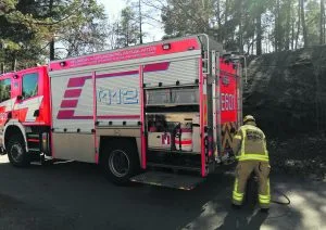 Tässä palokunta sammuttaa metsäpaloa Kallahdessa vappuna 2021.