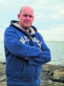 Tero Sompin mielestä parasta kirjailijan työssä on vapaus päättää, mitä kertoo ja mitä tarinassa tapahtuu sekä vapaus tehdä työtä missä ja milloin vain. – Haluaisin kehittyä henkilökuvauksessa, pystyä kuvaamaan entistä paremmin erilaisia luonteita. Jokaisessa ihmisessä on kuitenkin niin valtavasti erilaisia puolia, entinen vuosaarelainen kertoo.             Kuva: Tero Somppi