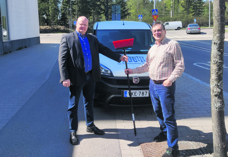 Vuo-Kiinteistöpalvelut Oy:n uusi toimitusjohtaja Pekka Ljungberg (vasemmalla) otti maanantaina 24.5. työn ja luudan vastaan eläkkeelle siirtyvältä Kari Hiltuselta.