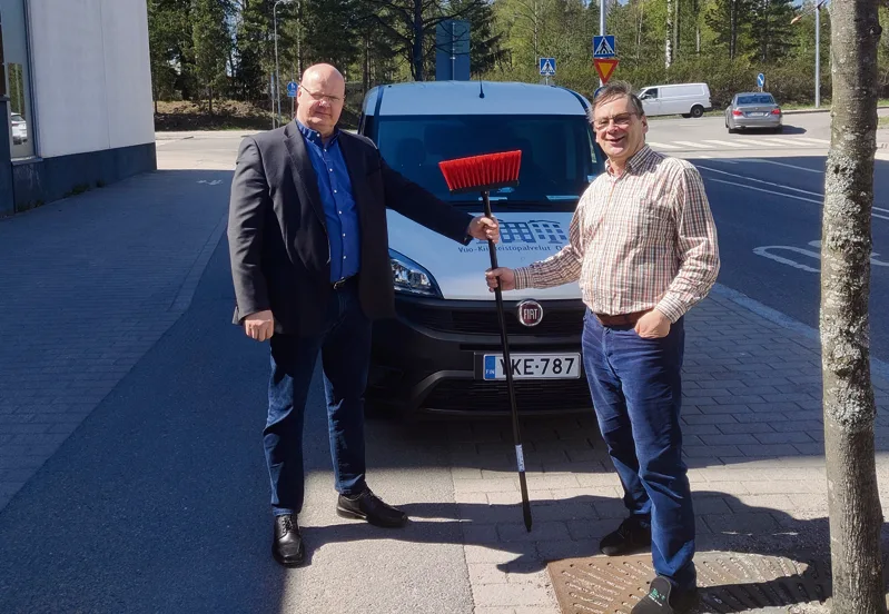 Vuo-Kiinteistöpalvelut Oy:n uusi toimitusjohtaja Pekka Ljungberg (vasemmalla) otti maanantaina 24.5. työn ja luudan vastaan eläkkeelle siirtyvältä Kari Hiltuselta.