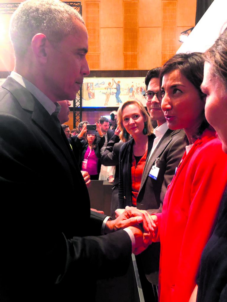 Vuosaarelainen  vapaaehtoistyöntekijä Kamilla Sultanova pääsi tapaamaan presidentti Barack Obamaa Berliinissä 2019.
