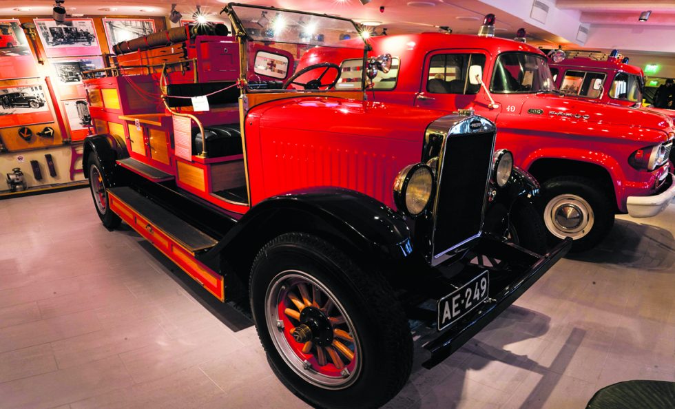 Paraatissa nähdään muun muassa upea Volvo vuodelta 1927. Kuva: Helsingin kaupungin pelastuslaitos, Antti Salminen