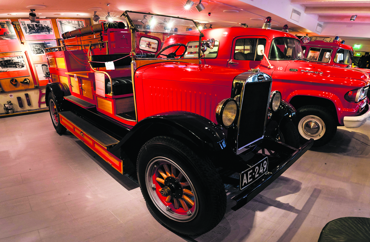 Paraatissa nähdään muun muassa upea Volvo vuodelta 1927. Kuva: Helsingin kaupungin pelastuslaitos, Antti Salminen