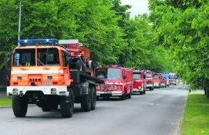 Yli 30 ajoneuvoa käsittänyt paraati herätti ihastusta katujen varsille kerääntyneissä katsojissa. Kuvassa kulkupelit Leikosaarentiellä.