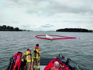 Pelastuslaitos puomitti turmaveneen. Kuva: Helsingin kaupungin pelastuslaitos
