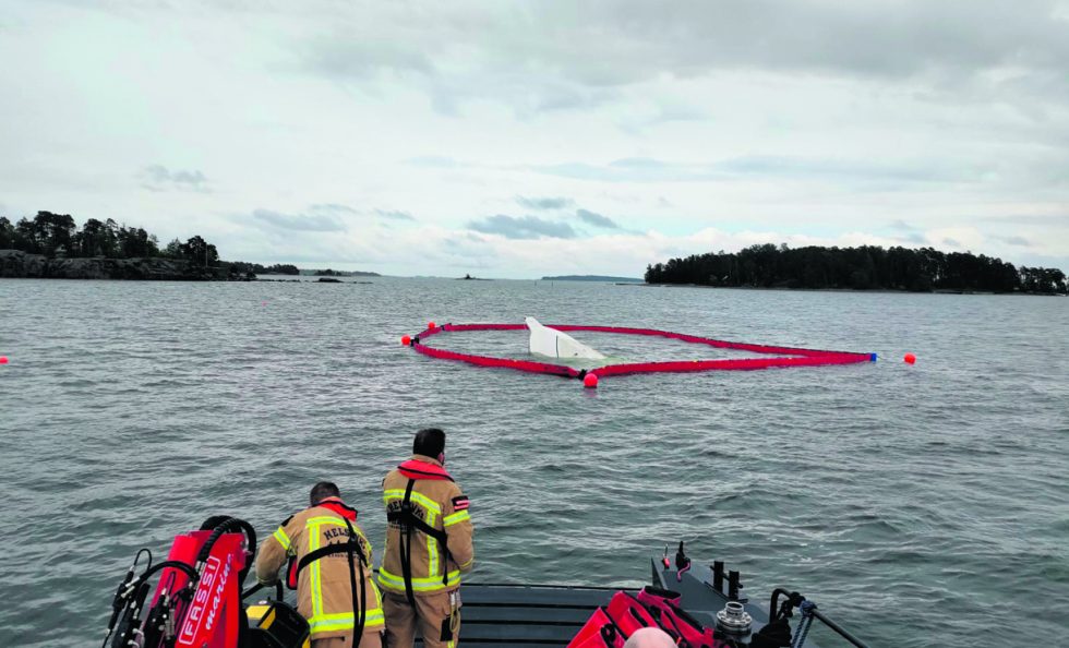 Pelastuslaitos puomitti turmaveneen. Kuva: Helsingin kaupungin pelastuslaitos