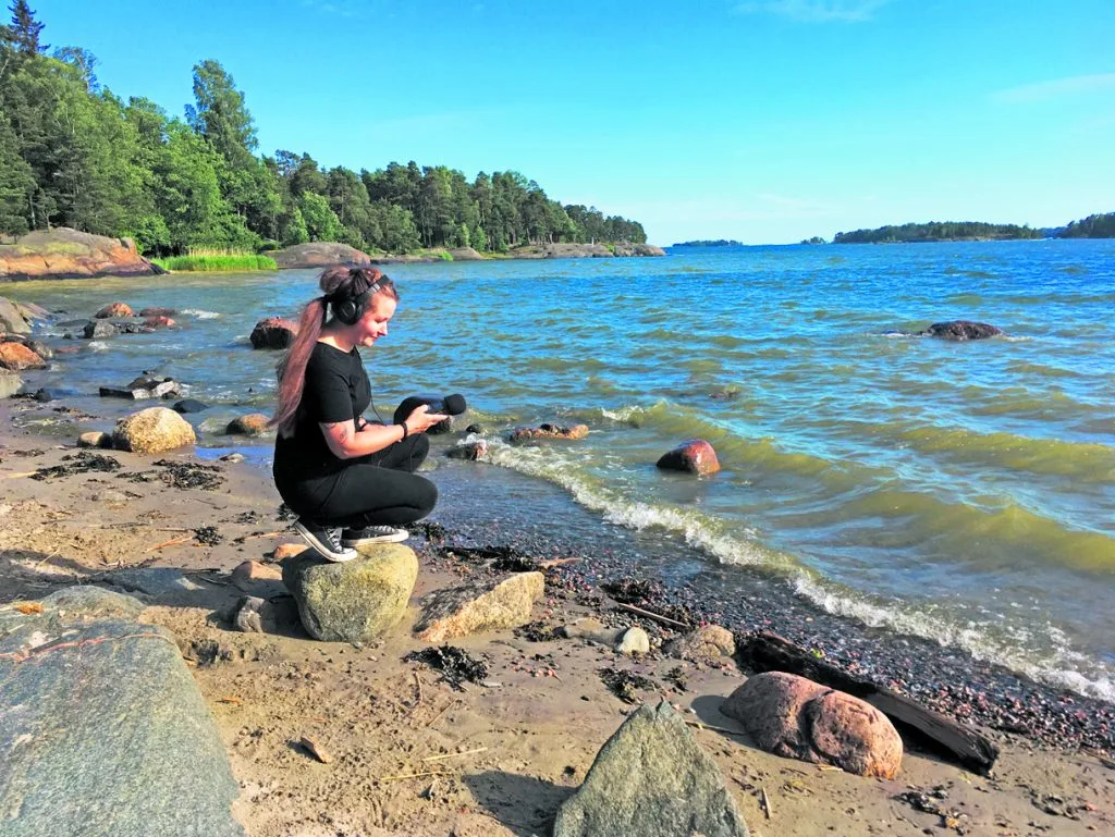 Äänitaiteilija Johanna Puuperä.