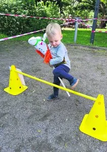 Taitoa vaadittiin keppihevosradalla.