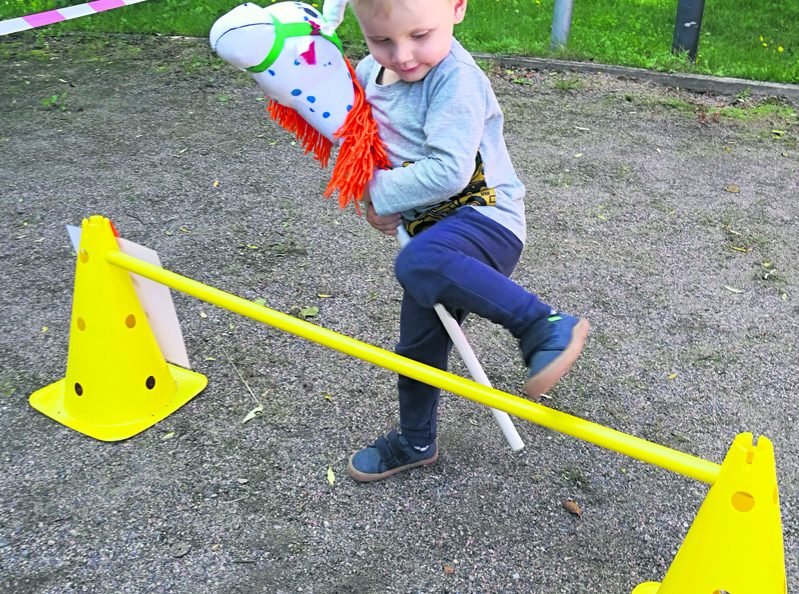 Taitoa vaadittiin keppihevosradalla.
