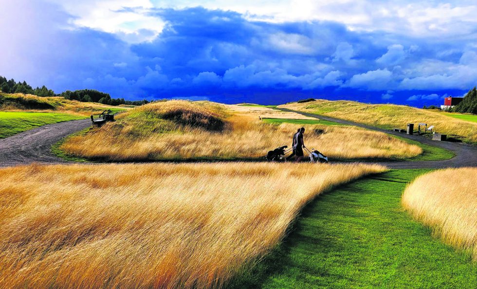 15.8. golfkentän ylle muodostui uhkaavat pilvet. Kuva: Pekka Löfman