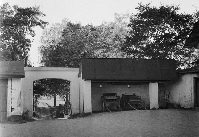 Kartanon portti ja sen vieressä ollut vaunuliiteri vuonna 1936. Kuva: Helsingin kaupunginmuseo