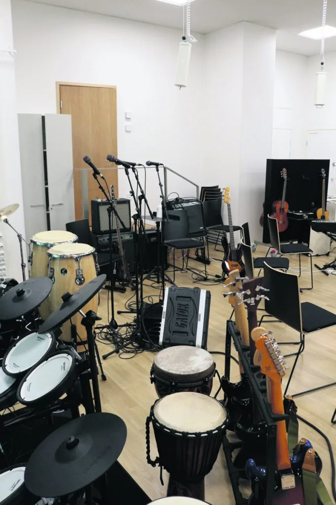 Varustukseen kuuluu myös monipuolinen musiikkitila soittimineen ja tekniikoineen.