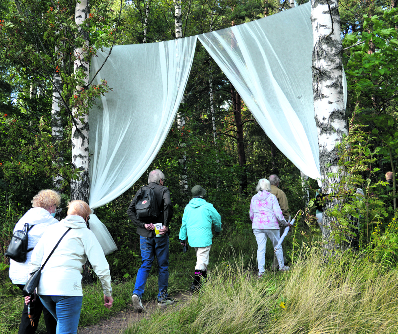 Elämykselliselle retkelle Lokkisaarenpuiston metsään asteltiin tämän portin läpi sunnuntaina 15.8.                          Kuvat: Eero Honkanen