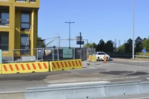 Vuotien ja Gustav Pauligin kadun risteys on rakennustyömaan takia muuttunut todella vaaralliseksi paikaksi. Aamuruuhkassa Gustav Pauligin kadulta Vuotielle tulo on riskialtista puuhaa. Kaupungin suunnasta eli Columbukselta päin tulevia autoja on lähes mahdotonta nähdä ilman, että työntää auton keulan osin Vuotien puolelle. Ja Vuotiellä työmaasta huolimatta joillain on tapana kaahata tuhatta ja sataa satamaa kohti. Nyt olisi liikennesuunnittelijalla töitä: miten tuosta risteyksestä saisi turvallisemman ennen kuin tapahtuu joku vakavampi onnettomuus? Terveisin Aurinkolahden asukas