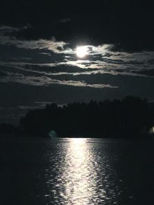 Täysikuu valaisi Vuosaaren rantoja. Kuva: Katja Karjalainen