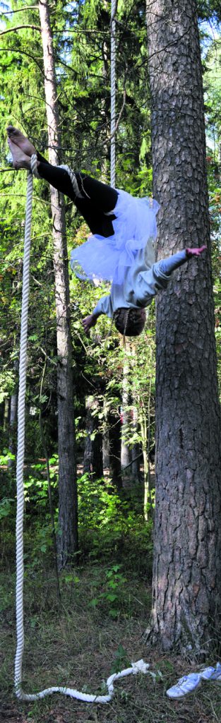 Akrobatiaa puussa.
