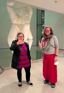 Keskiviikkona 8.9. aloitteen ja Pelastetaan Vuosaari! -adressin valtuustoryhmille vieneet Helena Saarikoski (vasemmalla) ja Anna Martikainen.