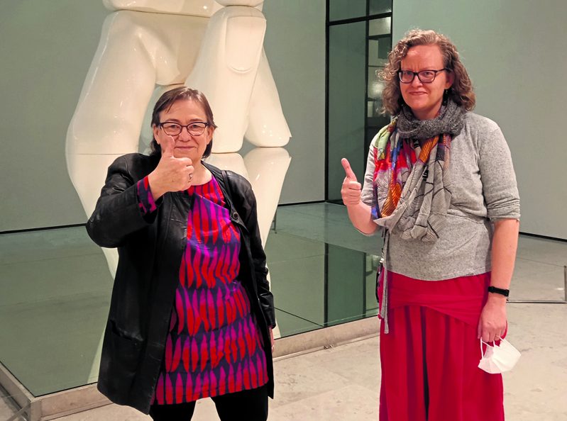 Keskiviikkona 8.9. aloitteen ja Pelastetaan Vuosaari! -adressin valtuustoryhmille vieneet Helena Saarikoski (vasemmalla) ja Anna Martikainen.